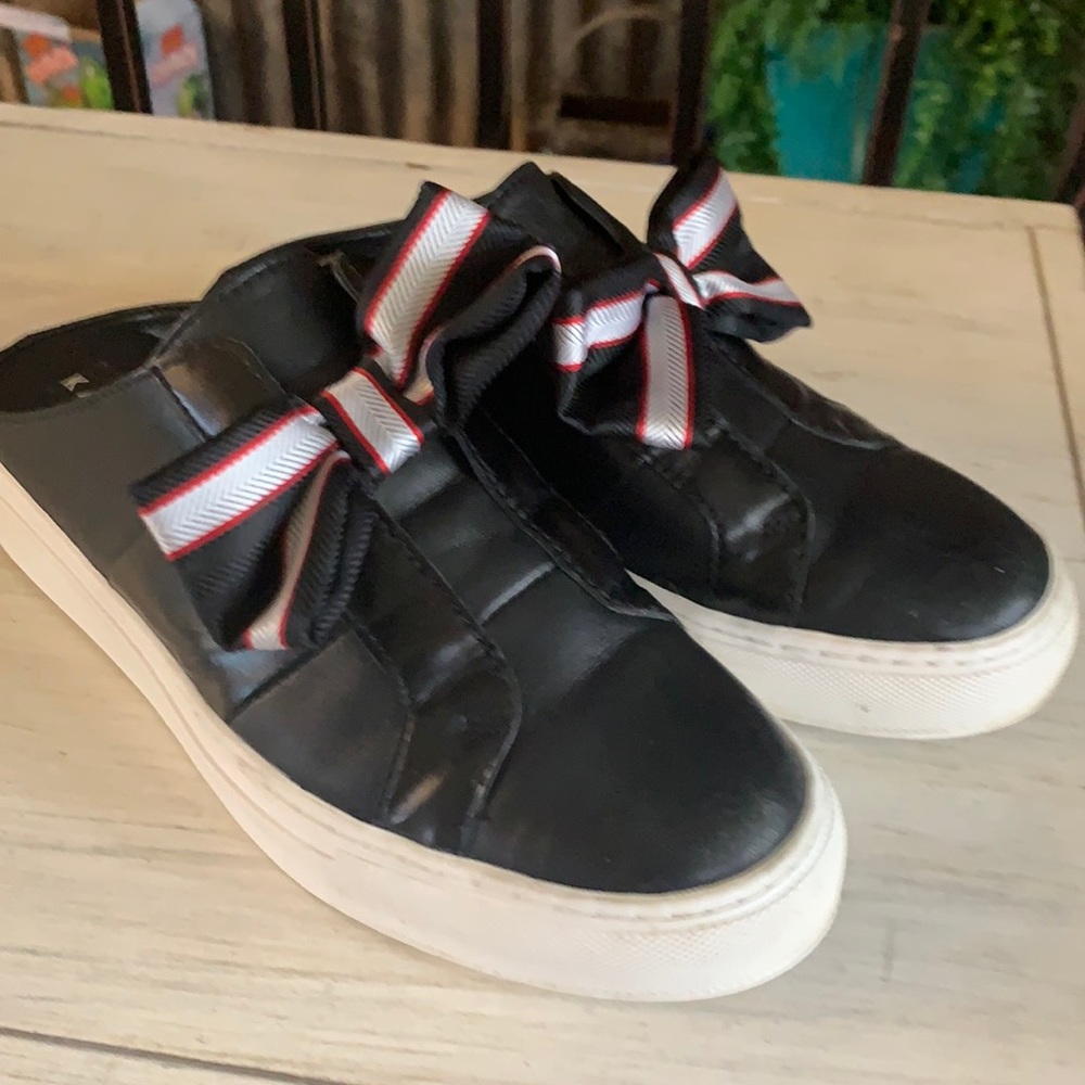 Katy Perry Black tennis shoes skip one.